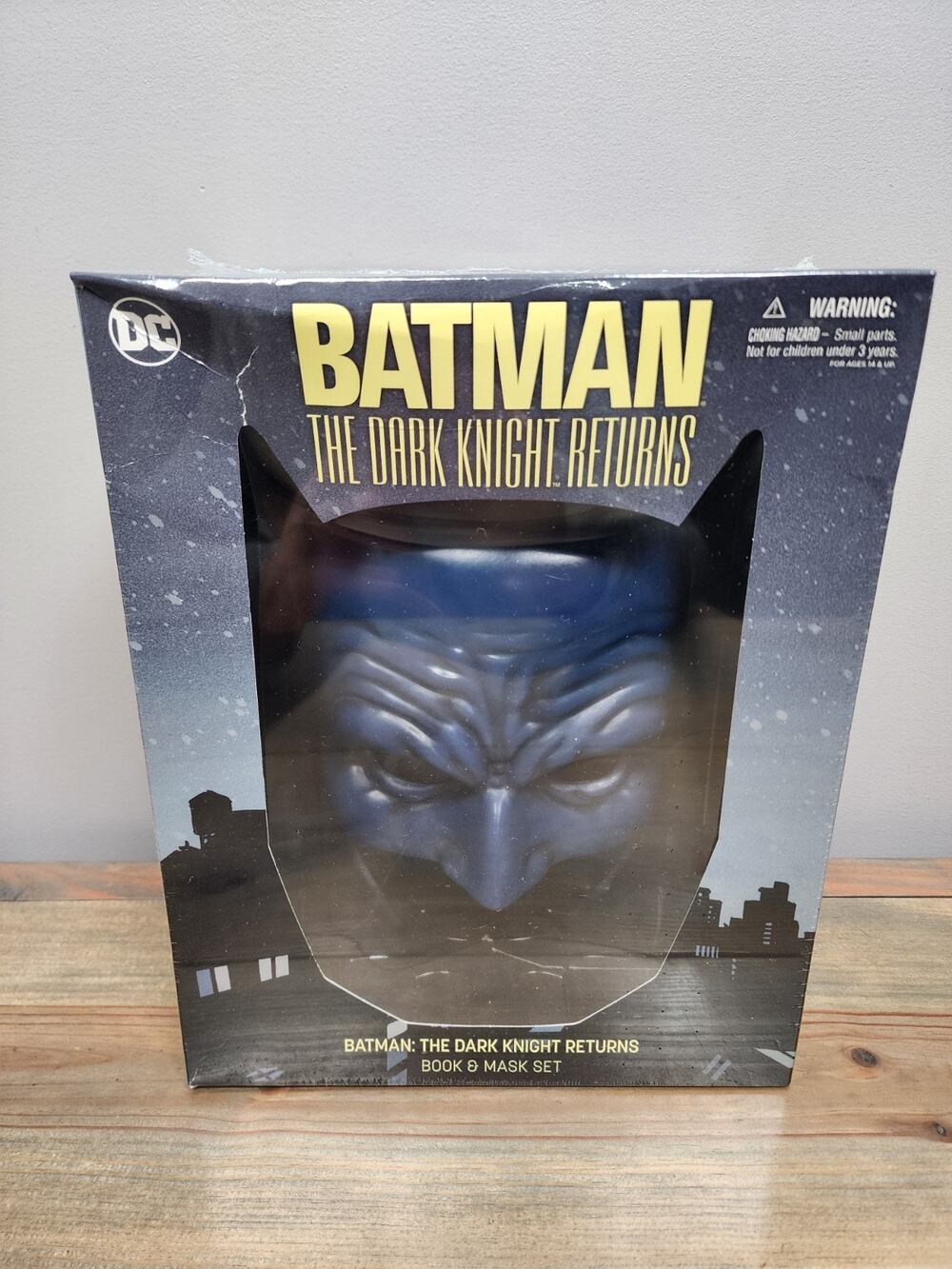 DC Batman Book & Mask Set From The Dark Night Returns, Frank Miller 2016 New